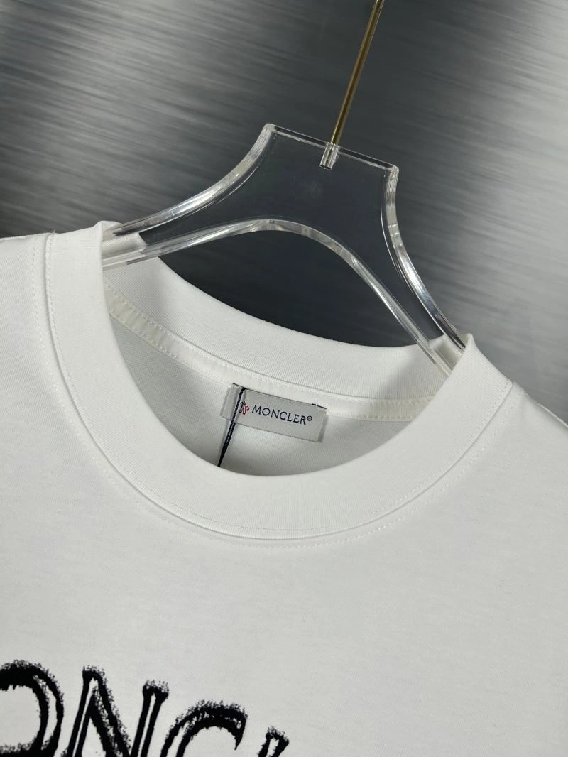 Moncler T-Shirts Snug 142671