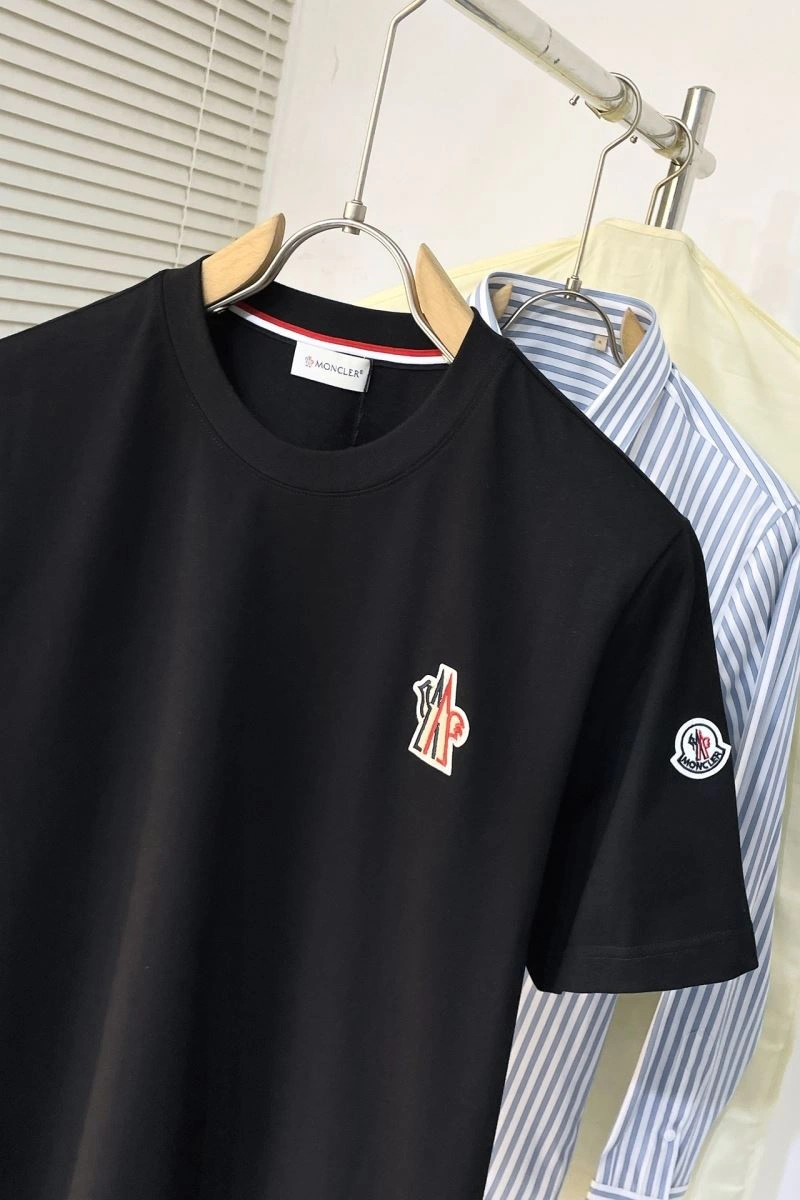 Moncler T-Shirts Elegant 143162