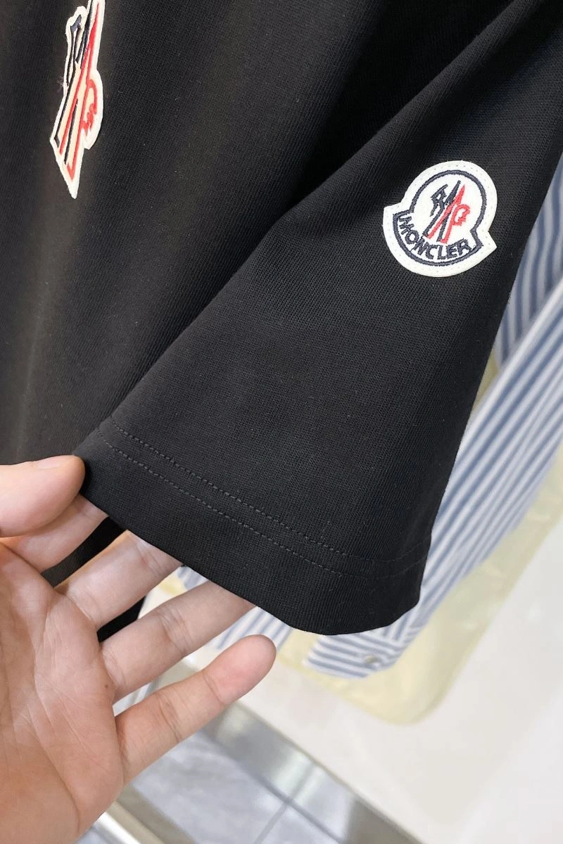 Moncler T-Shirts Elegant 143162