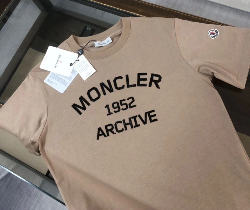 Moncler T-Shirts Vibrant 143141