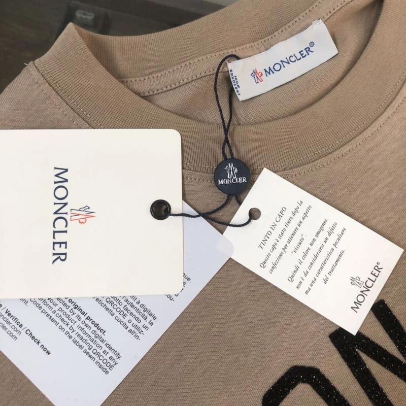 Moncler T-Shirts Vibrant 143141