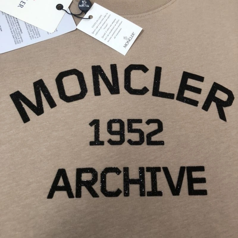 Moncler T-Shirts Vibrant 143141