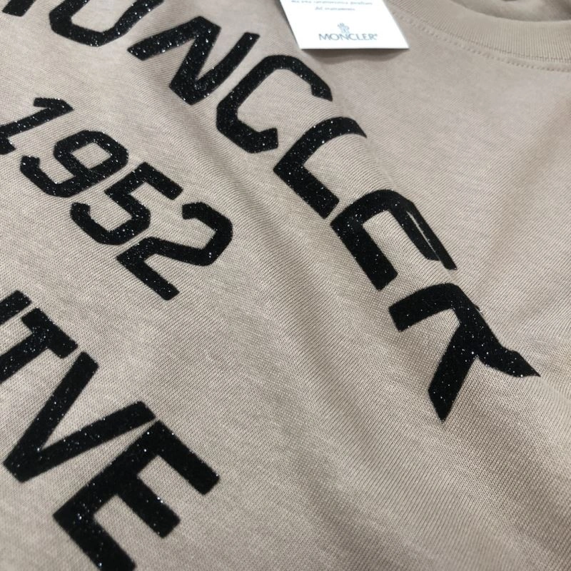 Moncler T-Shirts Vibrant 143141