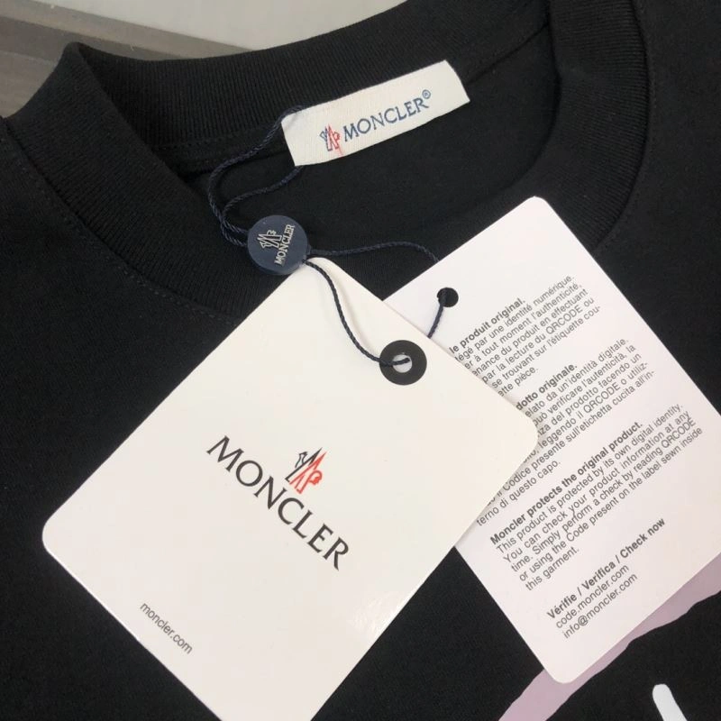 Moncler T-Shirts Flexible 143076