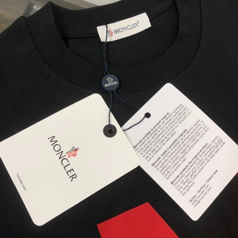 Moncler T-Shirts Resilient 143068