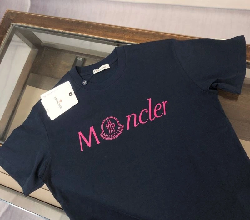 Moncler T-Shirts Versatile 143053