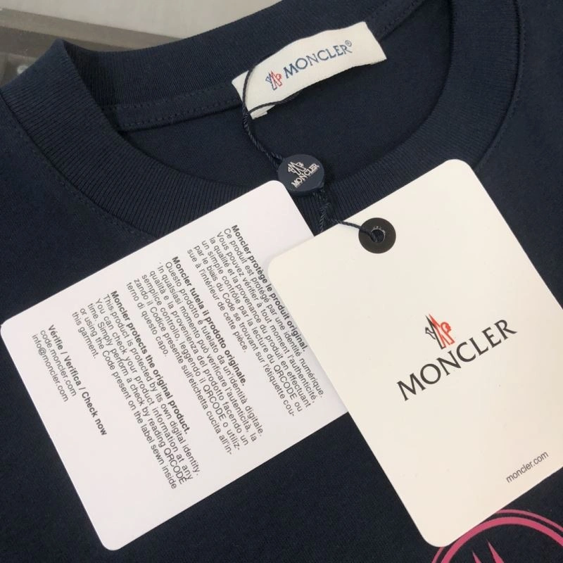Moncler T-Shirts Versatile 143053