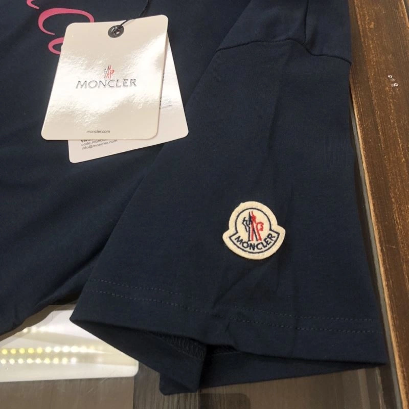 Moncler T-Shirts Versatile 143053