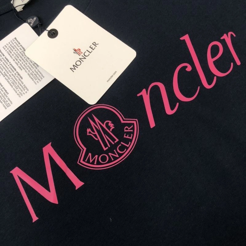 Moncler T-Shirts Versatile 143053