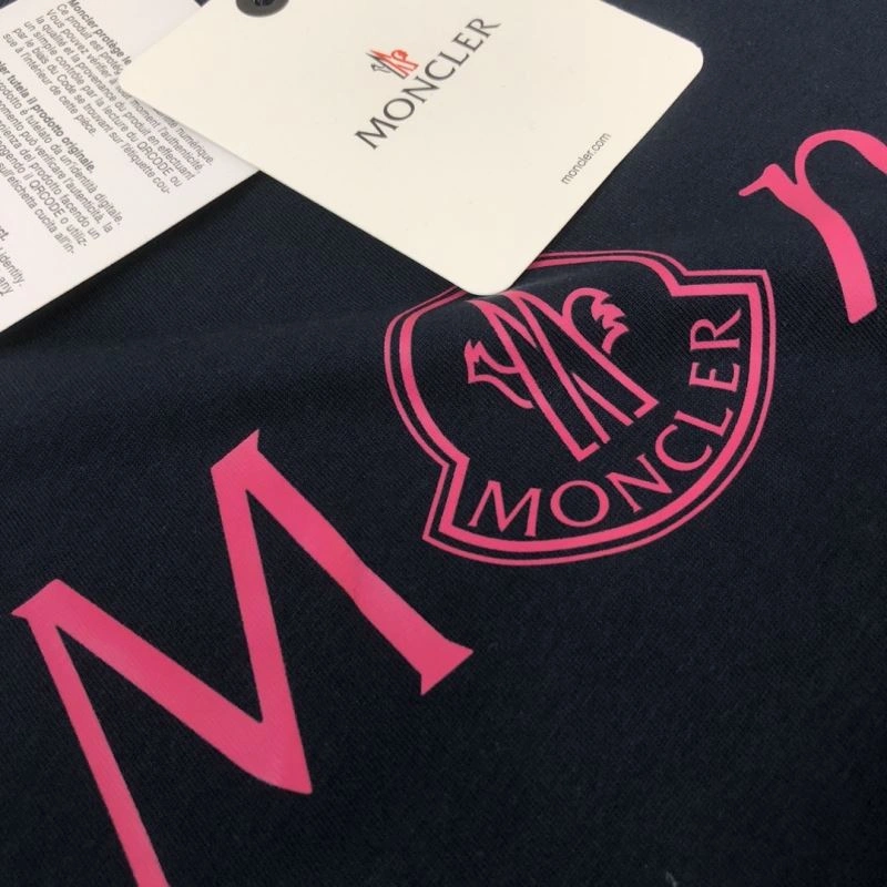 Moncler T-Shirts Versatile 143053