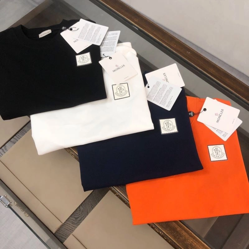 Moncler T-Shirts Versatile 142988