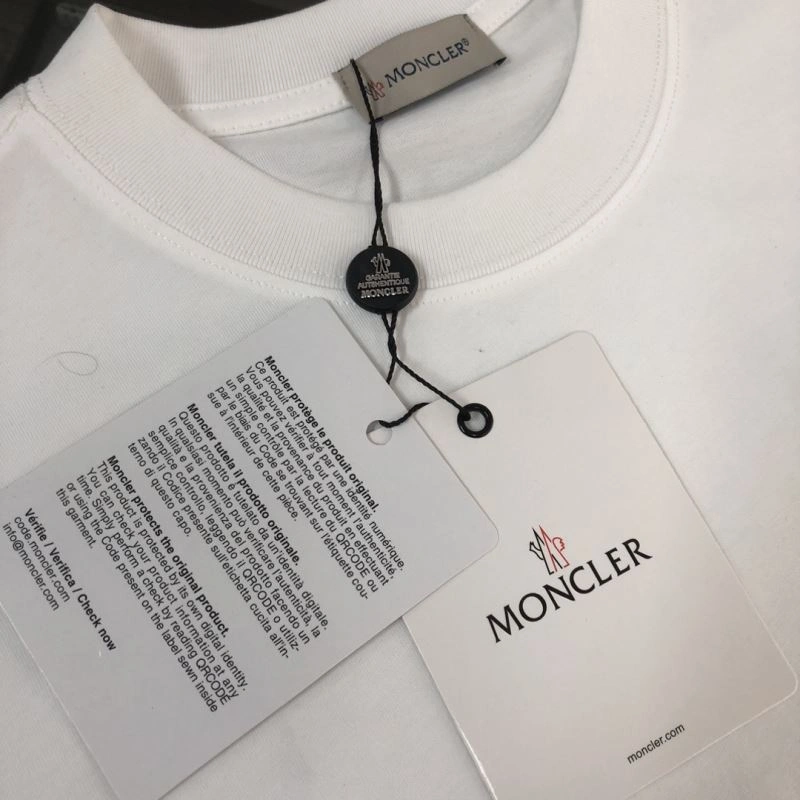 Moncler T-Shirts Versatile 142988