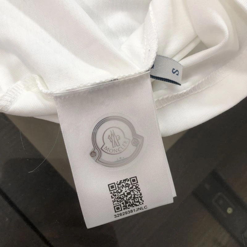 Moncler T-Shirts Versatile 142988