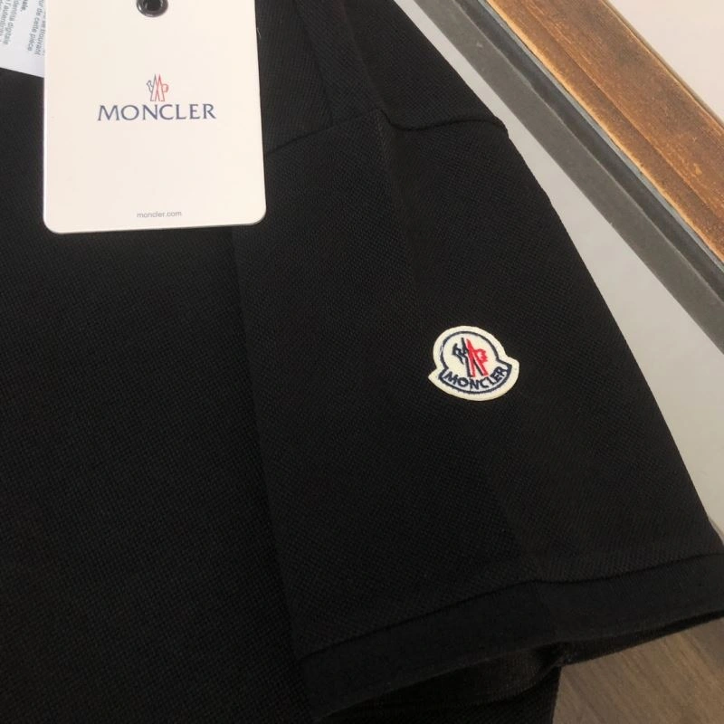 Moncler T-Shirts Versatile 142985