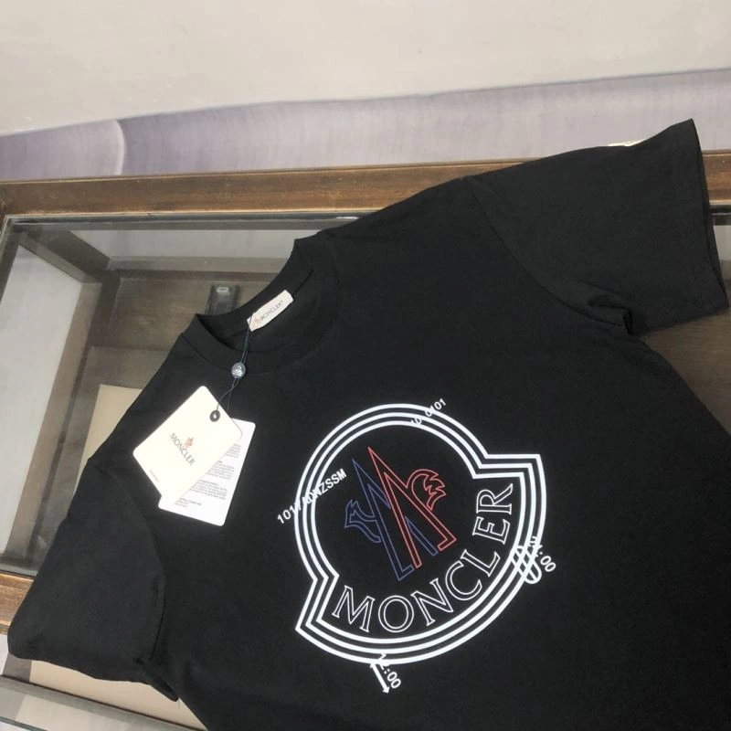Moncler T-Shirts Sleek 142942