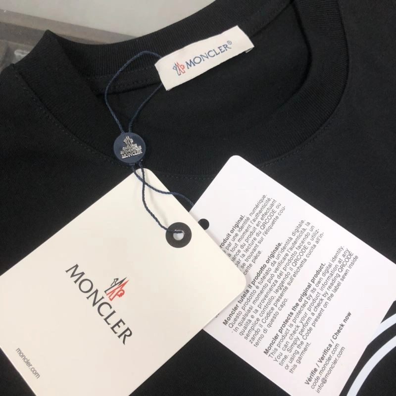 Moncler T-Shirts Sleek 142942