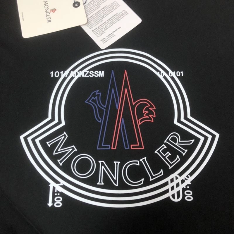 Moncler T-Shirts Sleek 142942