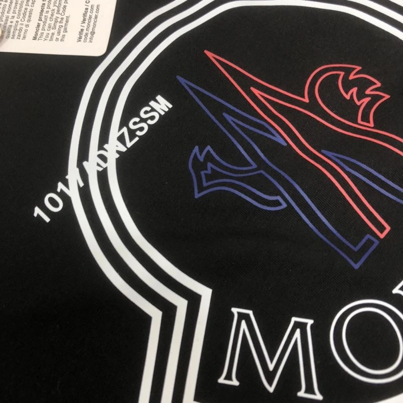 Moncler T-Shirts Sleek 142942