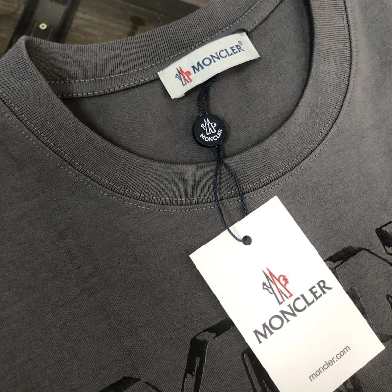 Moncler T-Shirts Resilient 142927