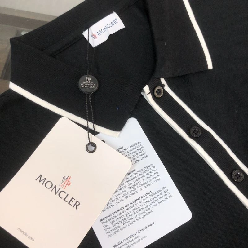Moncler T-Shirts Sleek 142921
