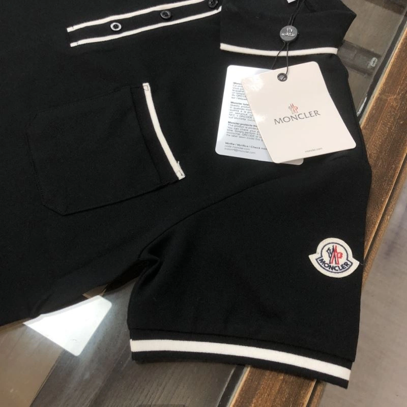 Moncler T-Shirts Sleek 142921