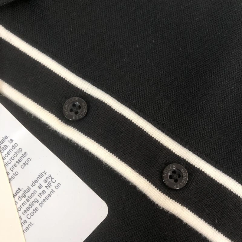 Moncler T-Shirts Sleek 142921