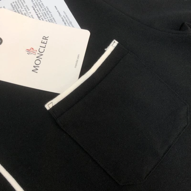 Moncler T-Shirts Sleek 142921