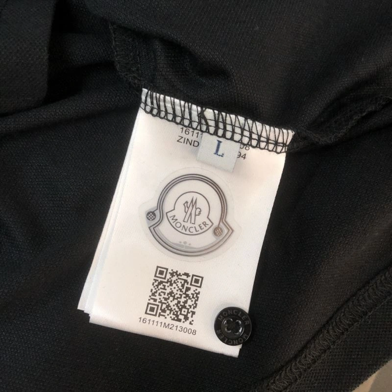 Moncler T-Shirts Sleek 142921