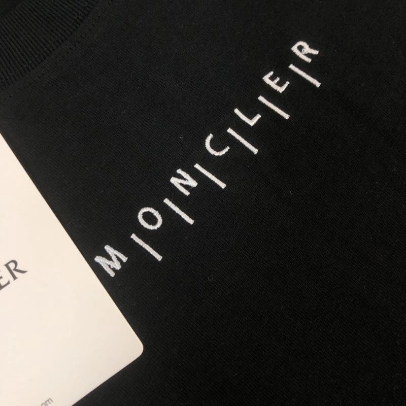 Effortless Moncler T-Shirts 142898