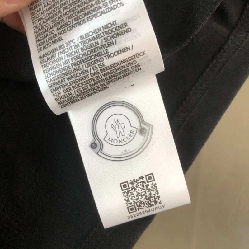 Effortless Moncler T-Shirts 142898