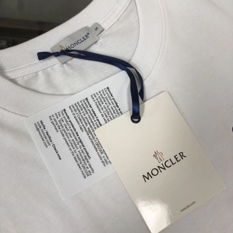 Moncler T-Shirts Sleek 142896