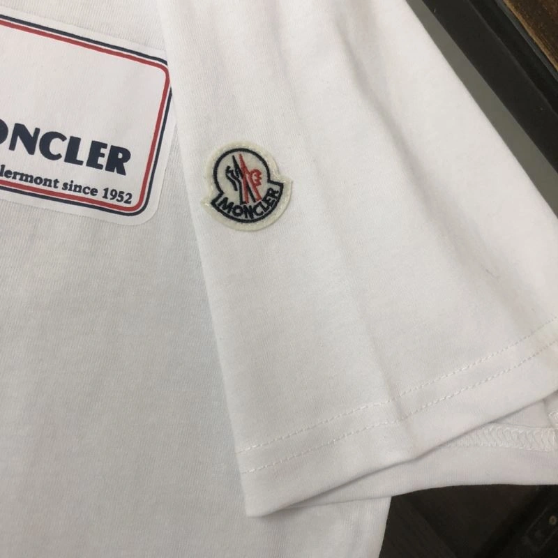 Moncler T-Shirts Sleek 142896