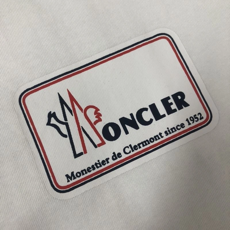 Moncler T-Shirts Sleek 142896