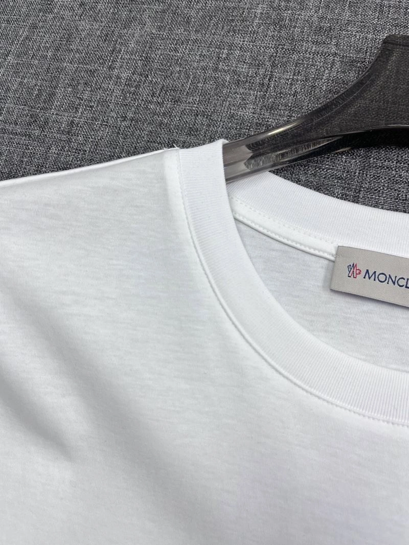Moncler T-Shirts Versatile 141774