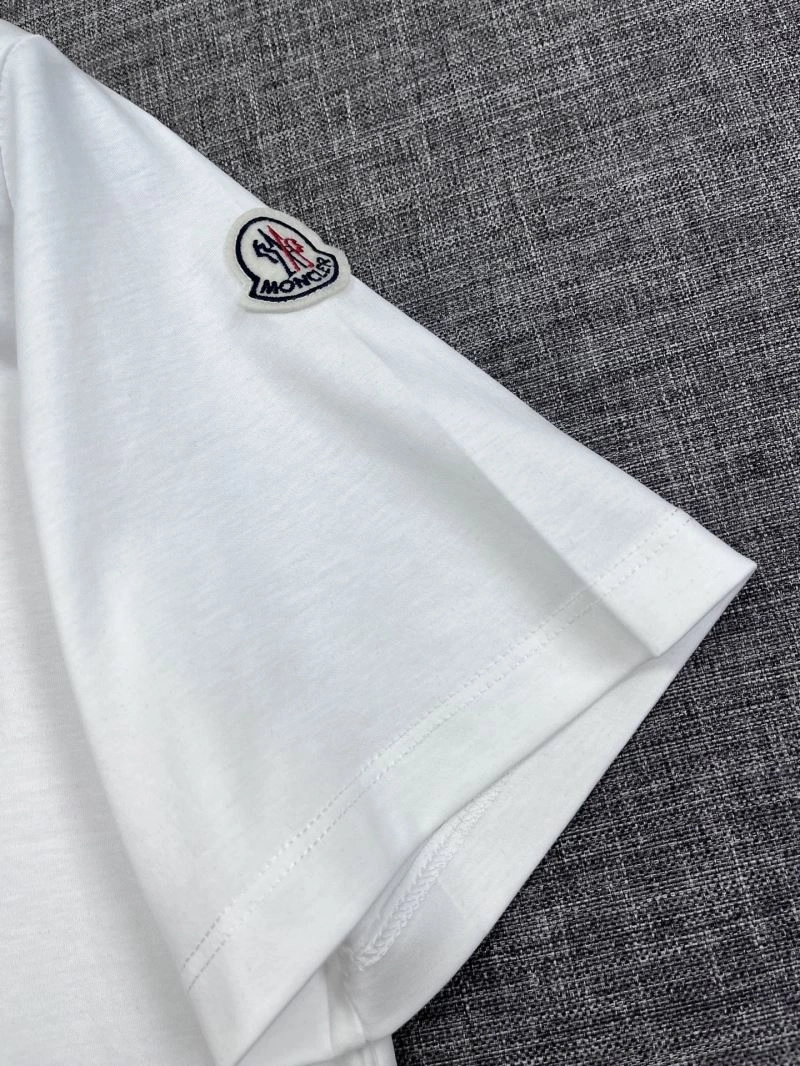 Moncler T-Shirts Versatile 141774