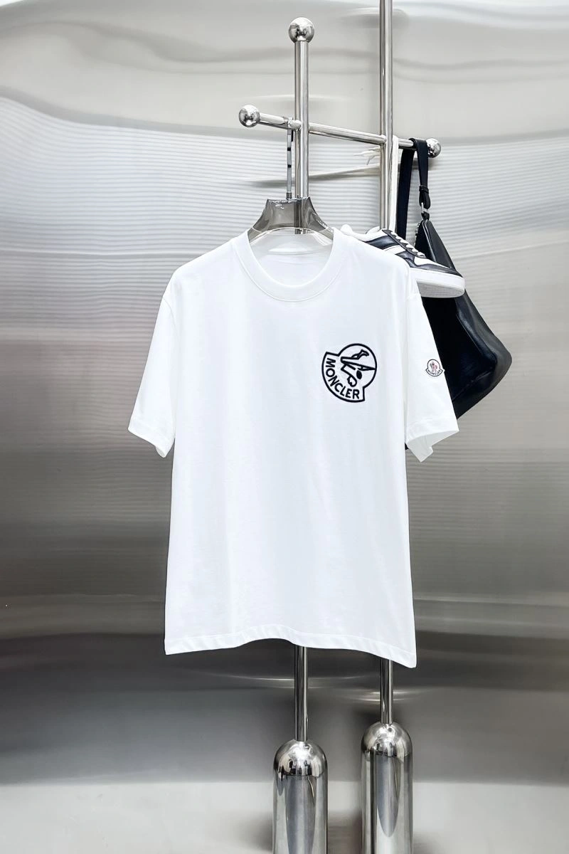 Moncler T-Shirts Versatile 141758