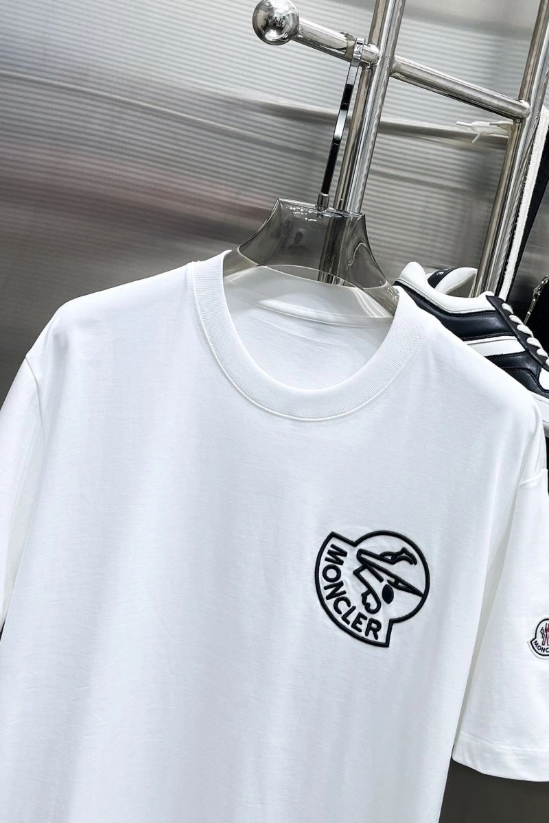 Moncler T-Shirts Versatile 141758