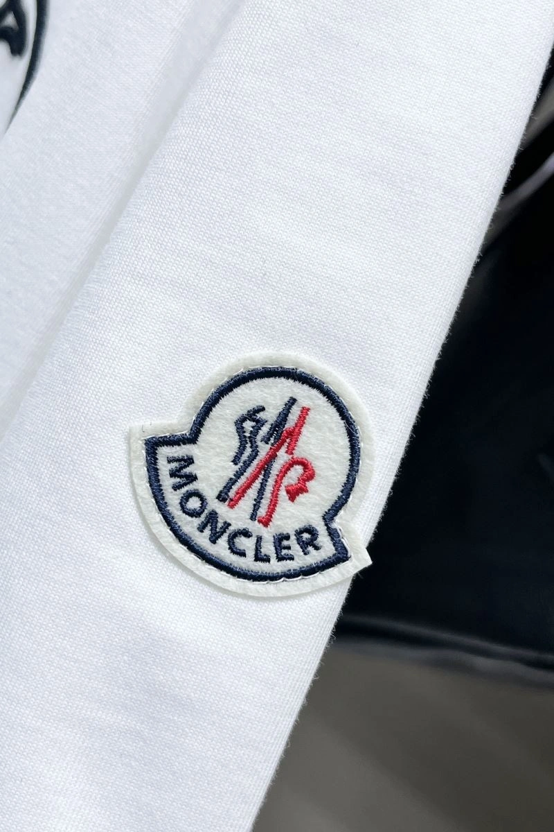 Moncler T-Shirts Versatile 141758