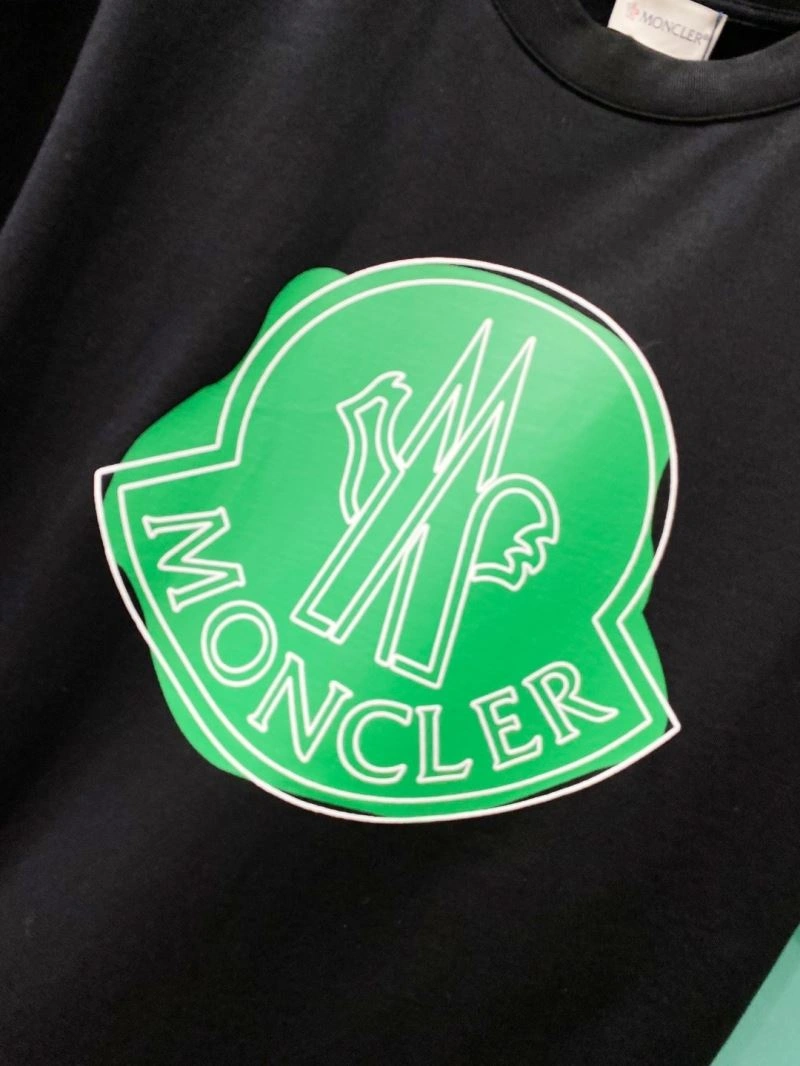 Moncler T-Shirts Sleek 141481