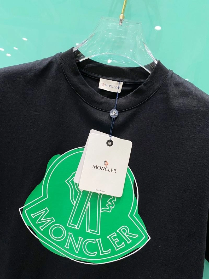 Moncler T-Shirts Sleek 141481