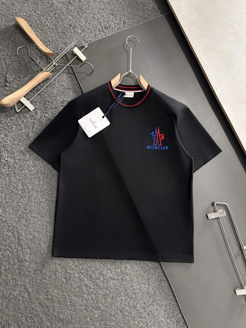 Moncler T-Shirts Versatile 141472