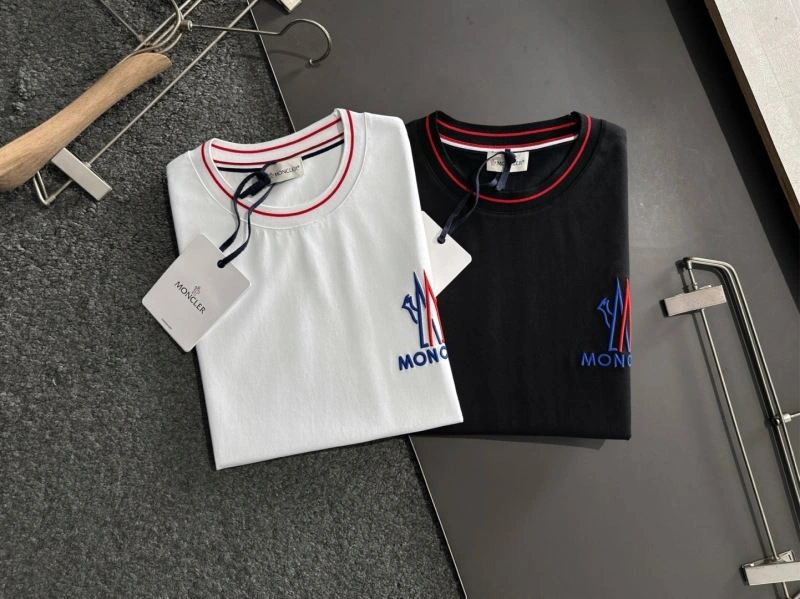 Moncler T-Shirts Versatile 141472