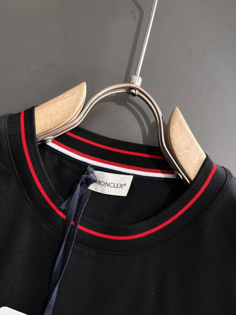 Moncler T-Shirts Versatile 141472