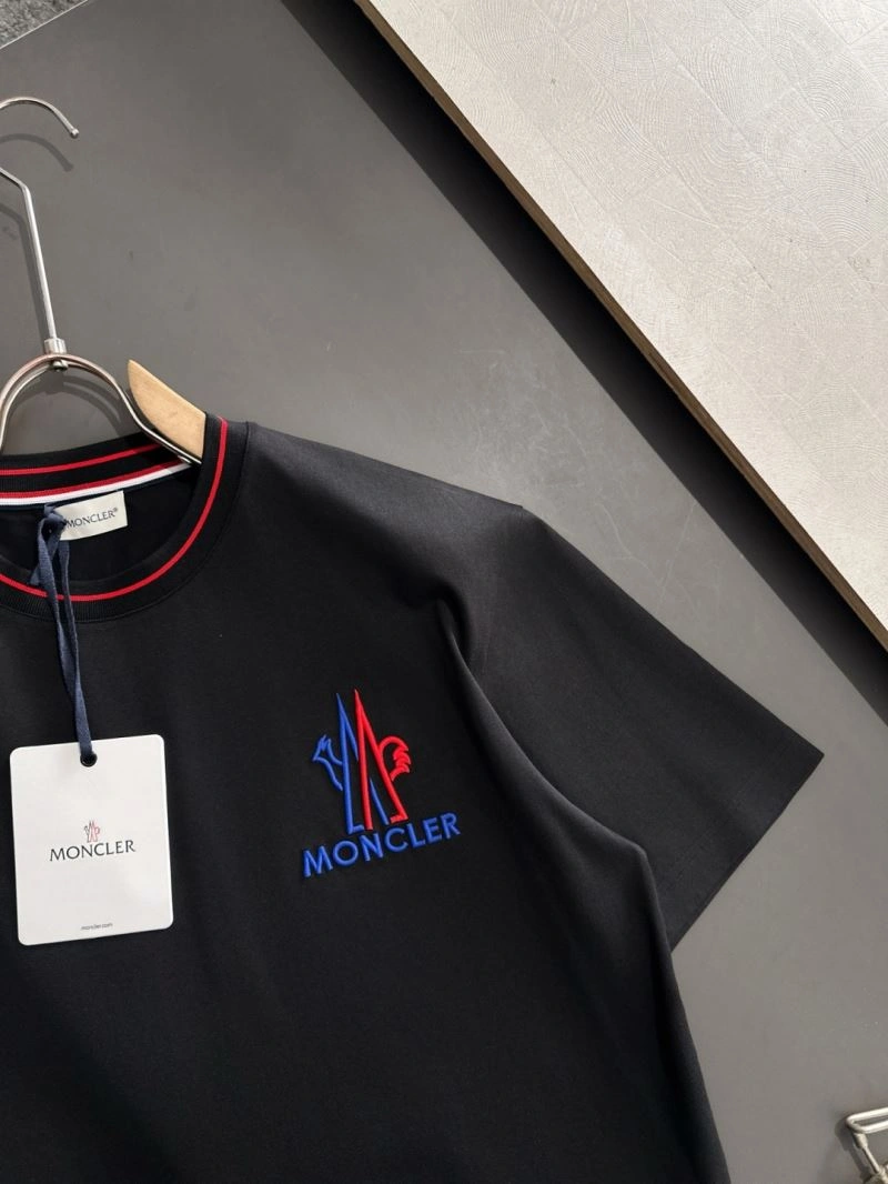 Moncler T-Shirts Versatile 141472