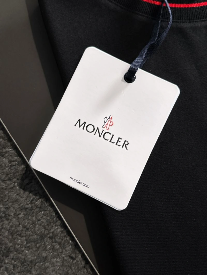 Moncler T-Shirts Versatile 141472