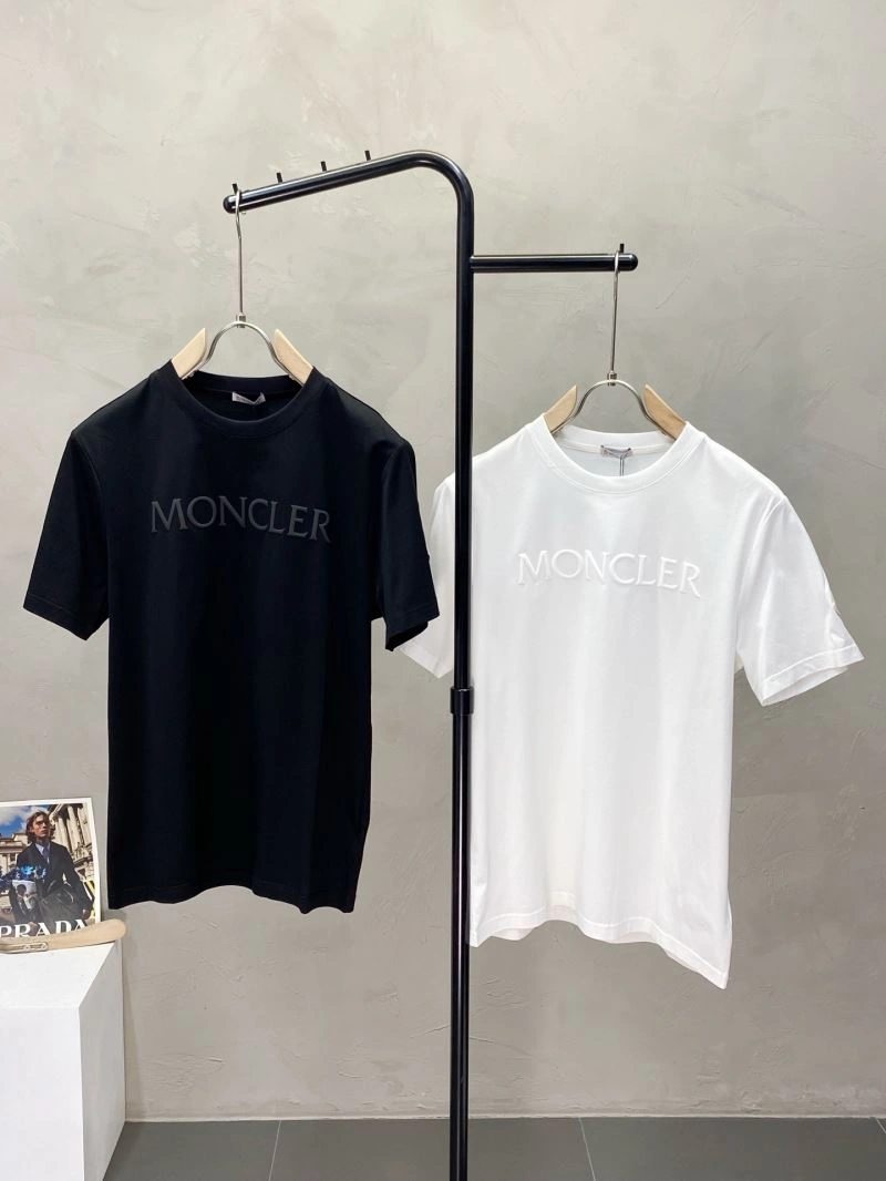Moncler T-Shirts Resilient 141426