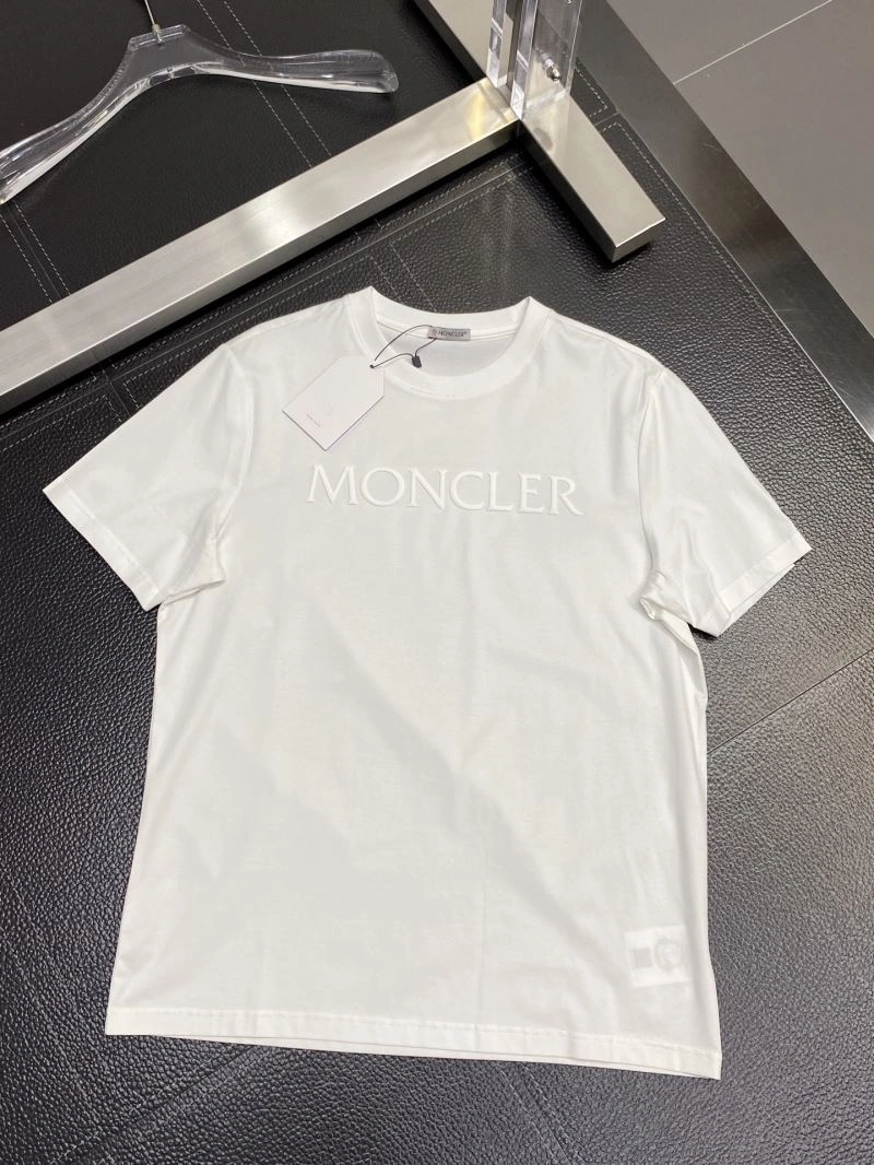 Moncler T-Shirts Resilient 141426