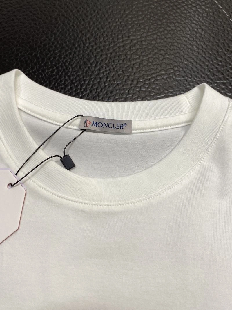 Moncler T-Shirts Resilient 141426