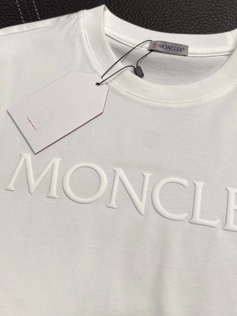 Moncler T-Shirts Resilient 141426