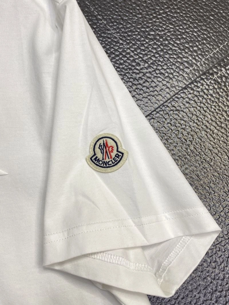 Moncler T-Shirts Resilient 141426
